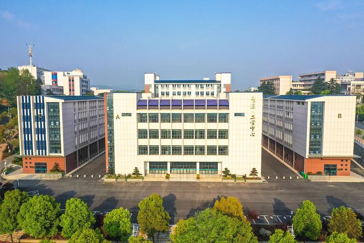 枣阳职业技术学院，枣阳市技工学院？